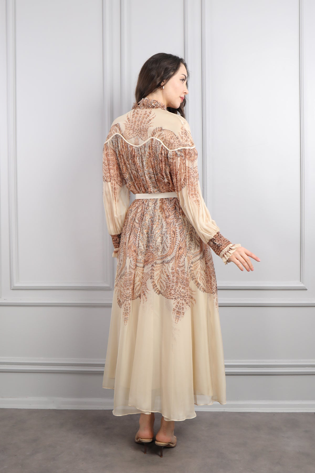 فستان شيفون مزخرف ومزين بزركشة عالياقة والاكمام مع حزام عالخصر مقاس كبير -بيج