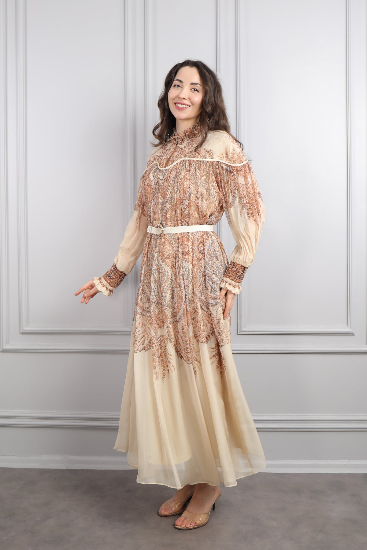 فستان شيفون مزخرف ومزين بزركشة عالياقة والاكمام مع حزام عالخصر مقاس كبير -بيج