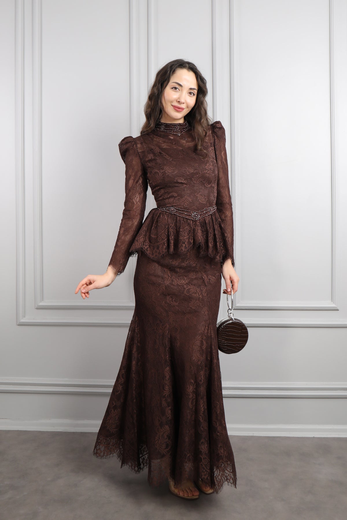 طقم دانتيل خناقي بتطريزات خرزية عالياقة والخصر باكمام شفافة -بني