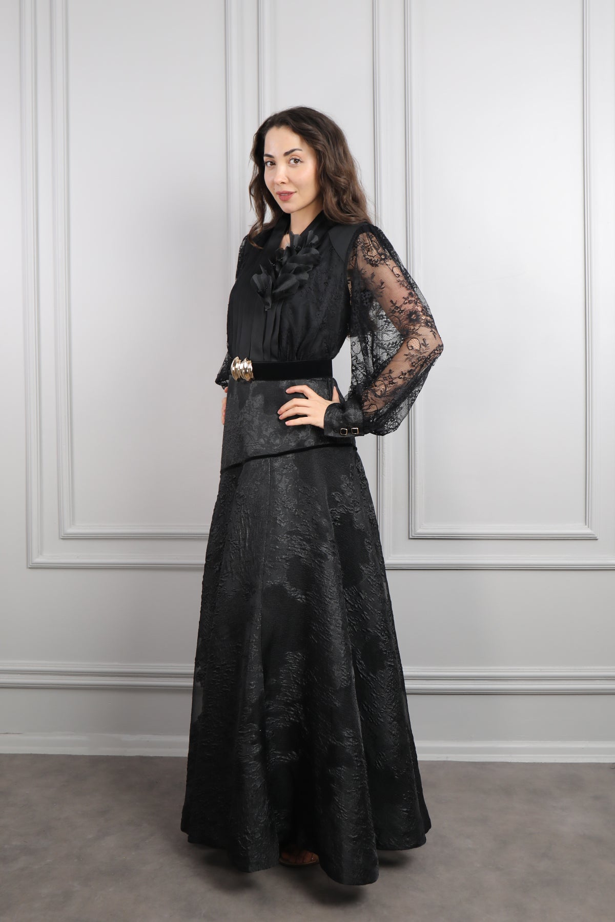 فستان باكمام دانتيل شفافة وتفاصيل لامعة مع حزام عالخصر -اسود