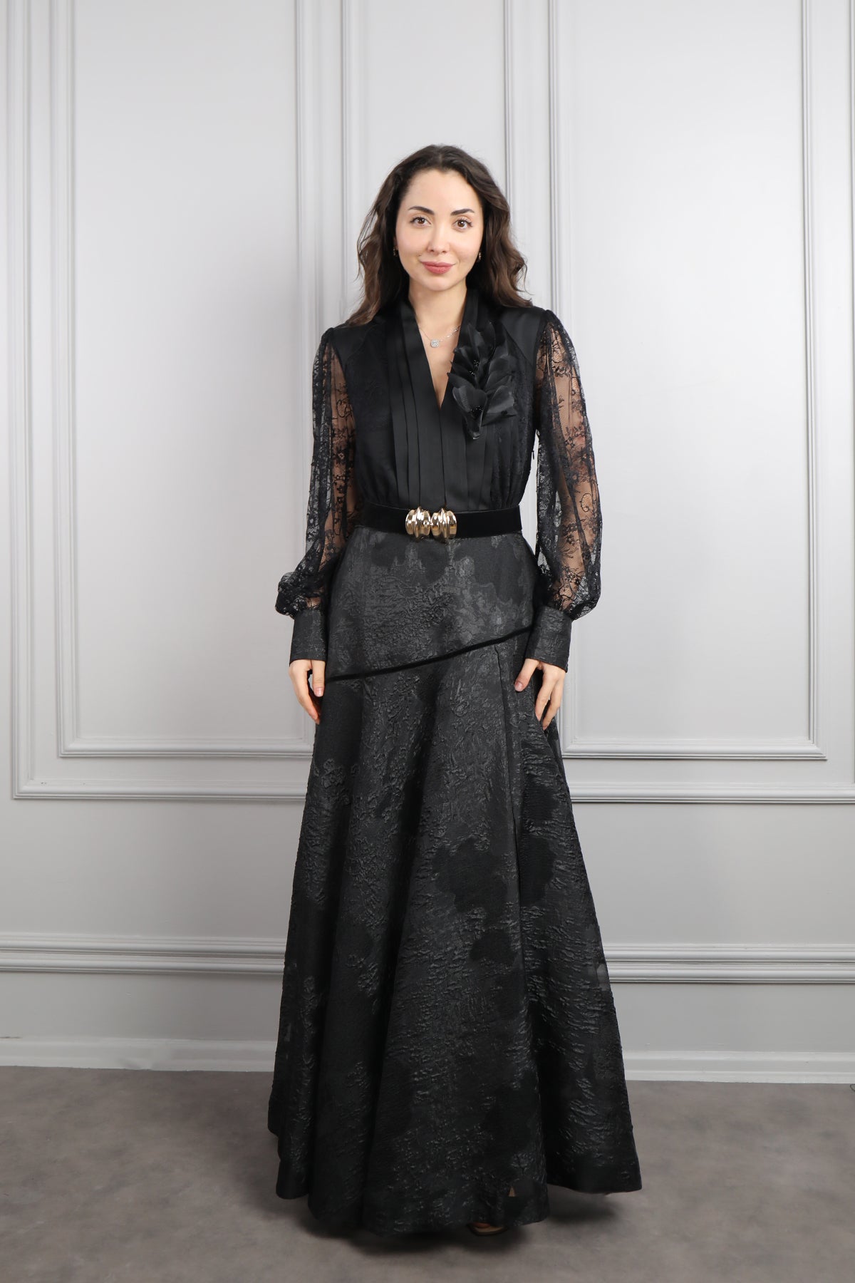 فستان باكمام دانتيل شفافة وتفاصيل لامعة مع حزام عالخصر -اسود