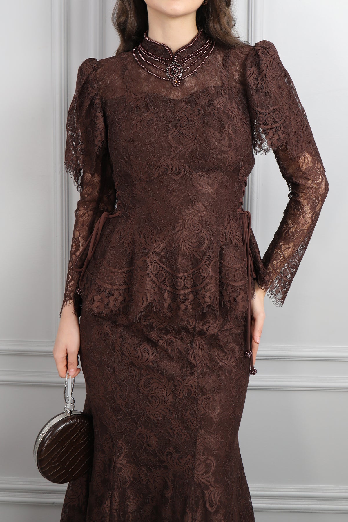 طقم دانتيل خناقي بتطريزات خرزية واكمام شفافة -بني