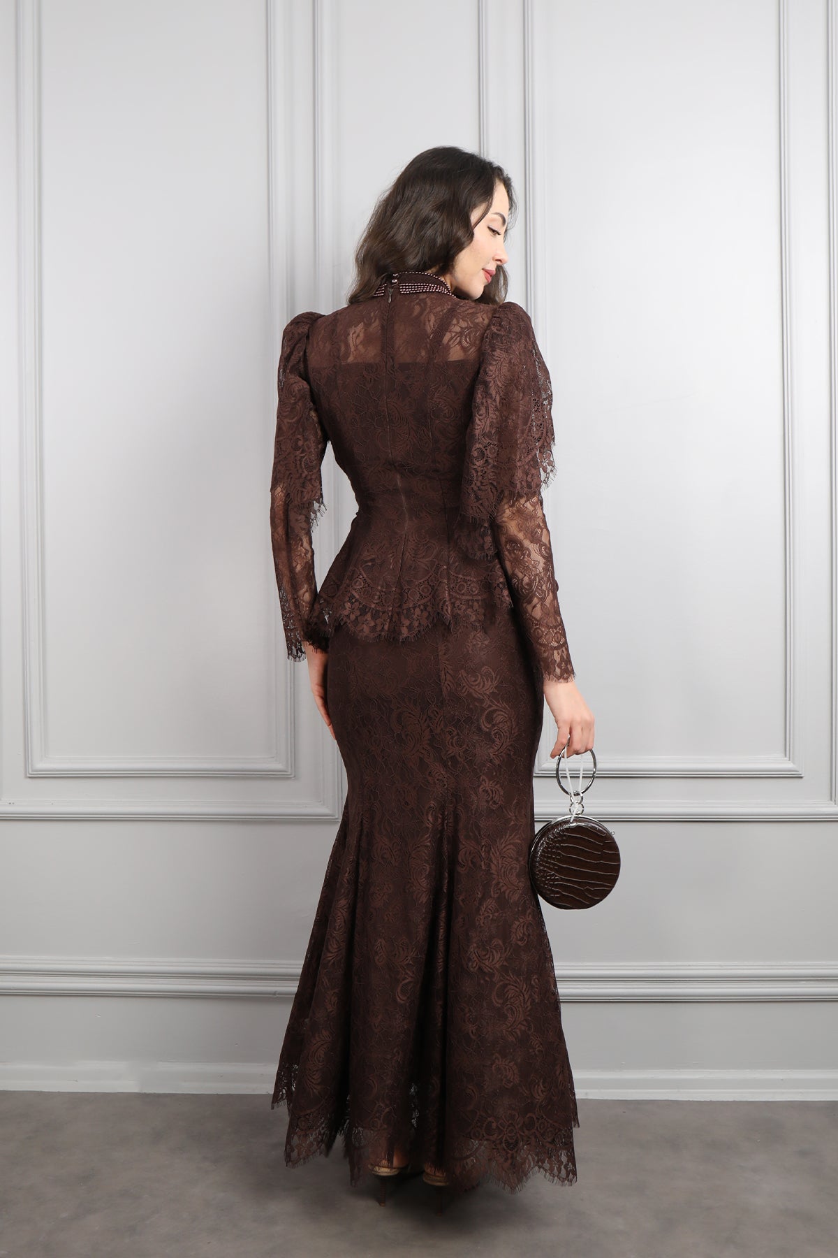 طقم دانتيل خناقي بتطريزات خرزية واكمام شفافة -بني