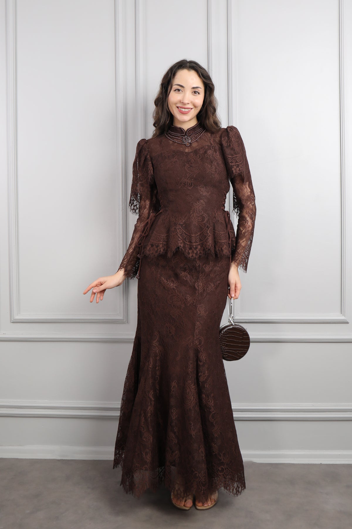 طقم دانتيل خناقي بتطريزات خرزية واكمام شفافة -بني