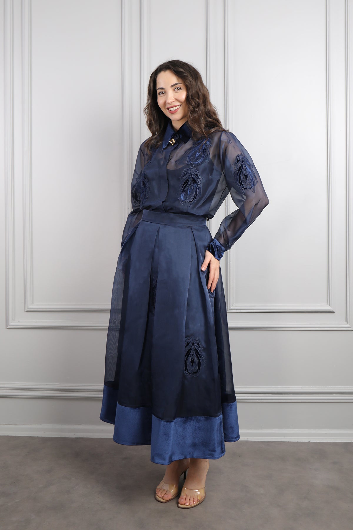 طقم لامع تنورة وقميص مزين بالزهور بتفاصيل مخملية مقاس كبير -كحلي