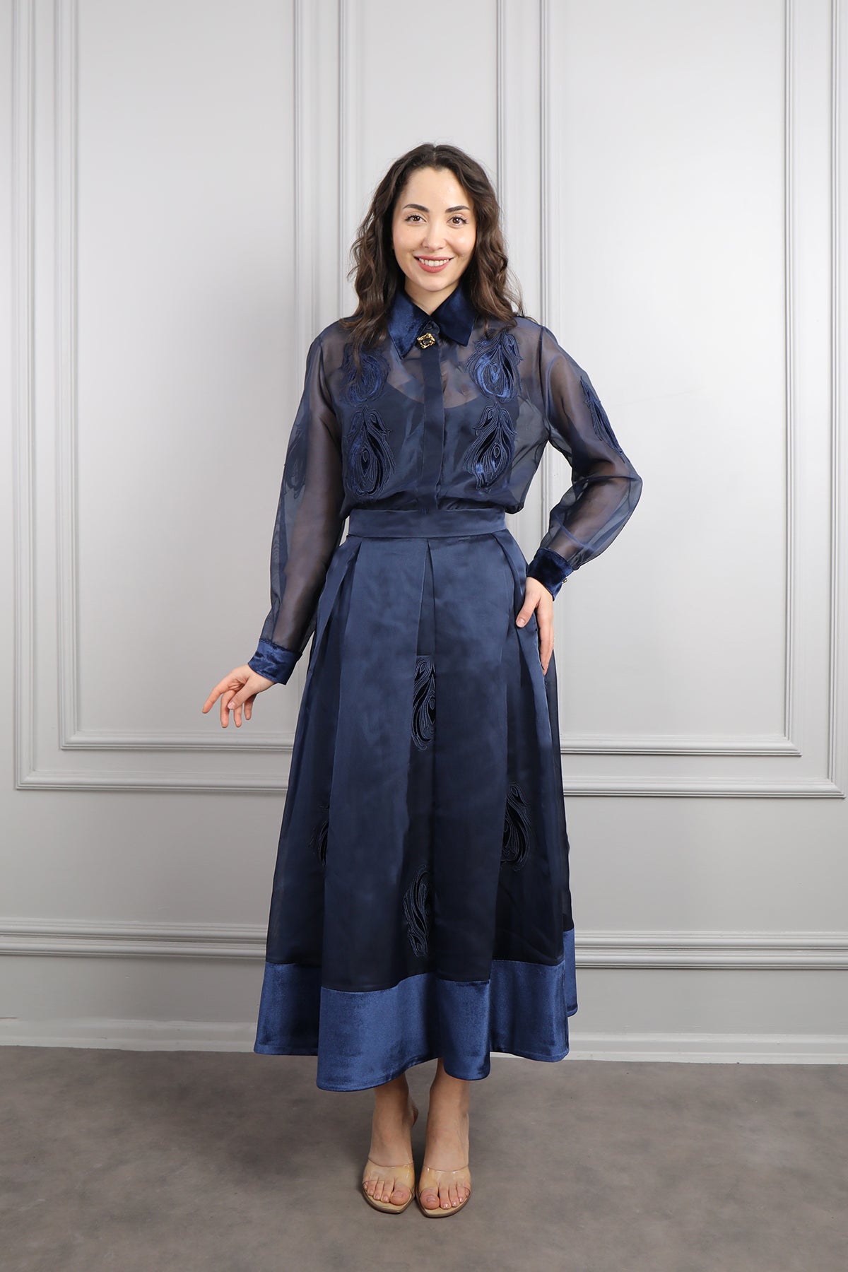 طقم لامع تنورة وقميص مزين بالزهور بتفاصيل مخملية مقاس كبير -كحلي