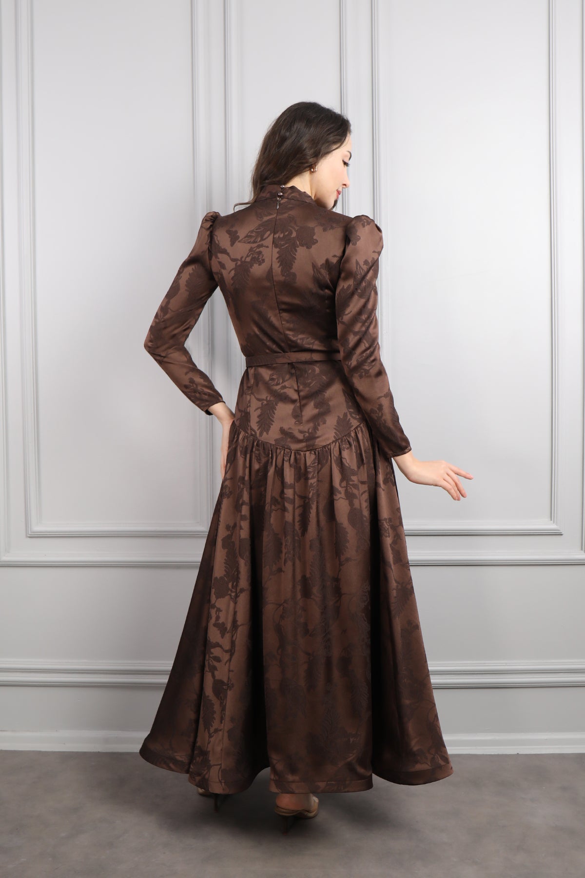 فستان بياقة تنربط مزين بتطريزات مع حزام عالخصر -بني