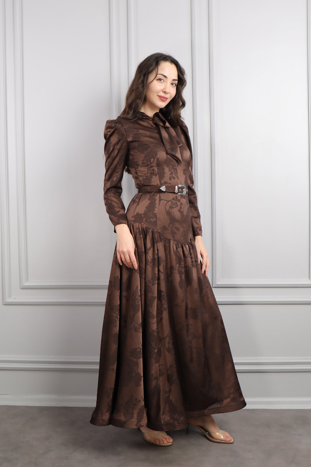 فستان بياقة تنربط مزين بتطريزات مع حزام عالخصر -بني