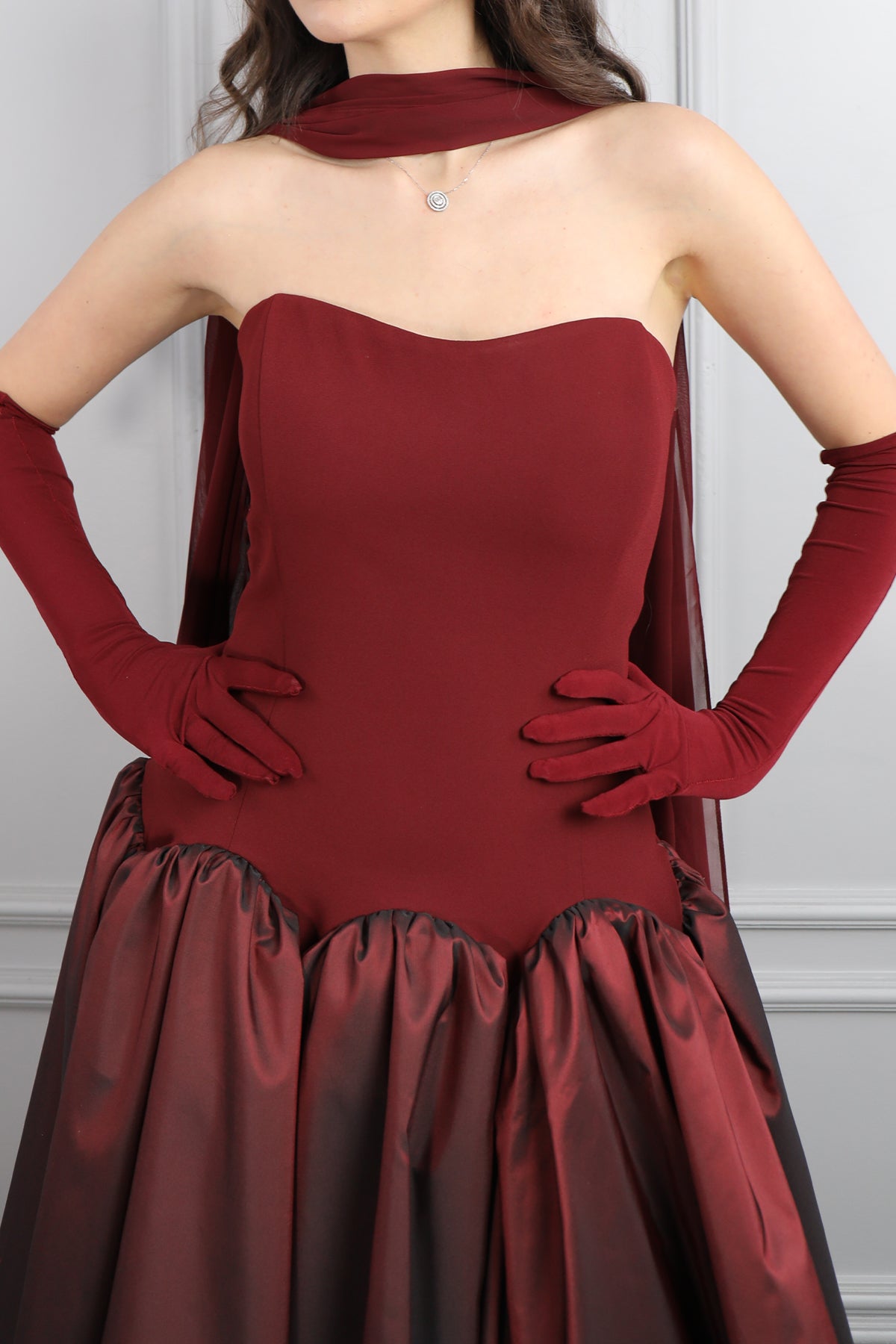 فستان سترابلس باكسسوار وشاح وقفازات -عودي