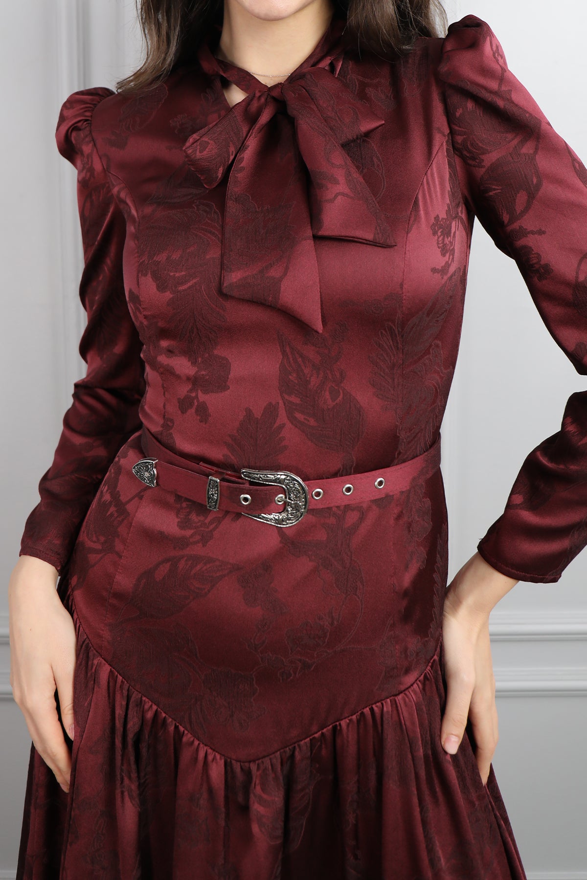 فستان بياقة تنربط مزين بتطريزات مع حزام عالخصر -لون الكرز