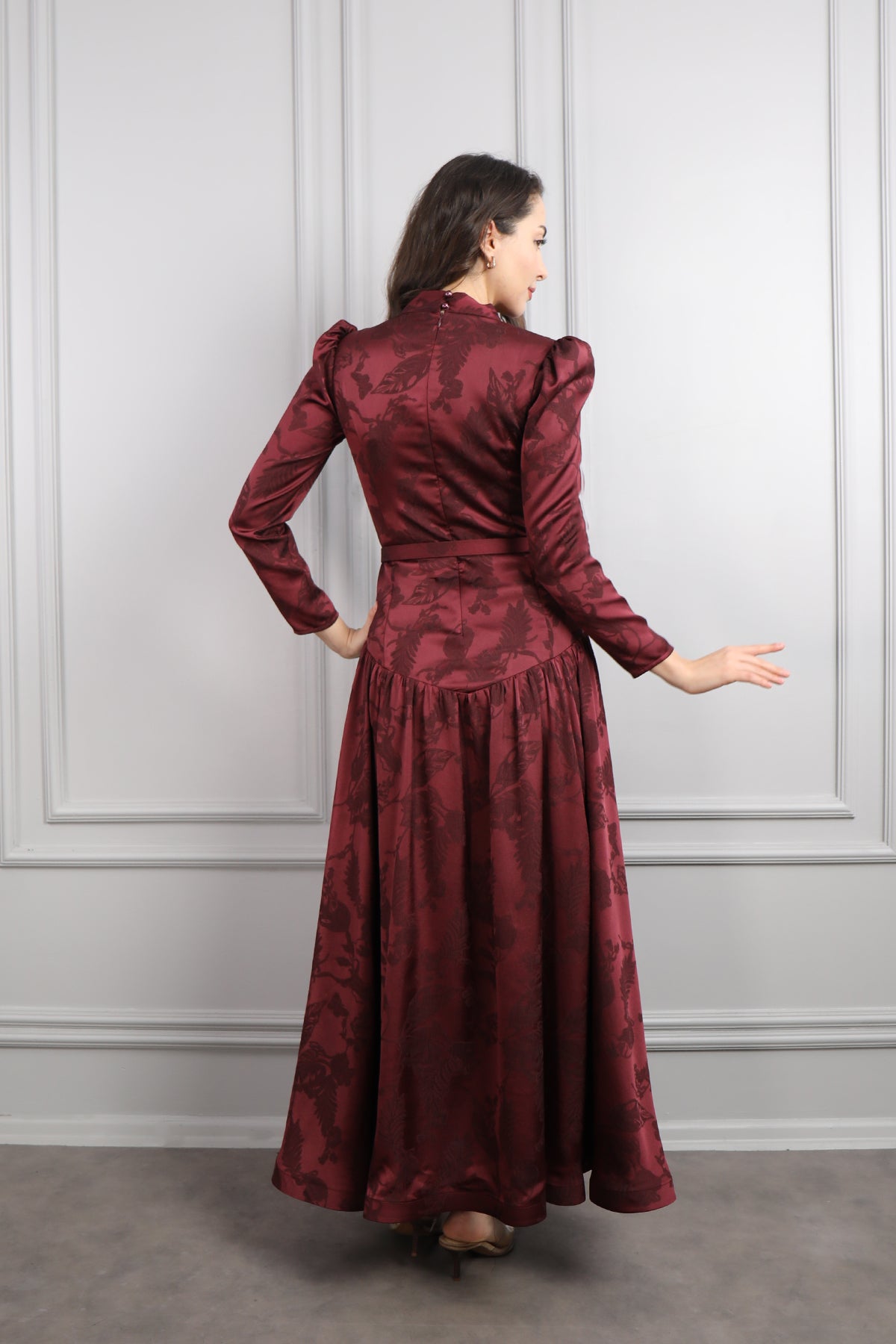 فستان بياقة تنربط مزين بتطريزات مع حزام عالخصر -لون الكرز