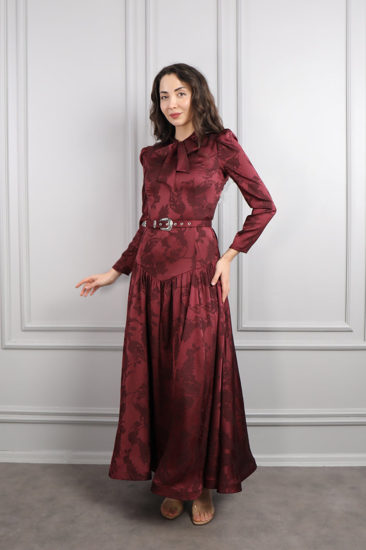 فستان بياقة تنربط مزين بتطريزات مع حزام عالخصر -لون الكرز