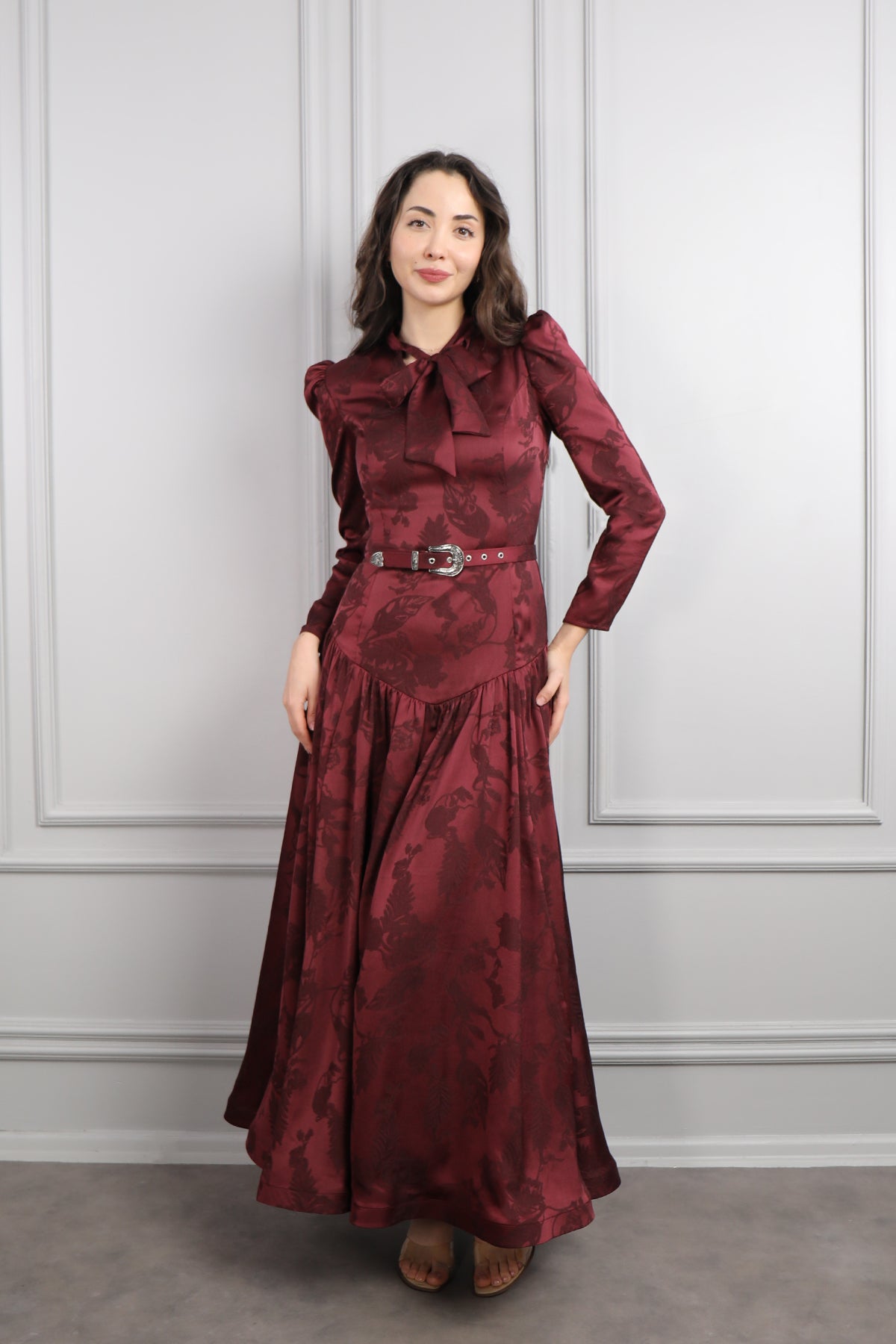 فستان بياقة تنربط مزين بتطريزات مع حزام عالخصر -لون الكرز