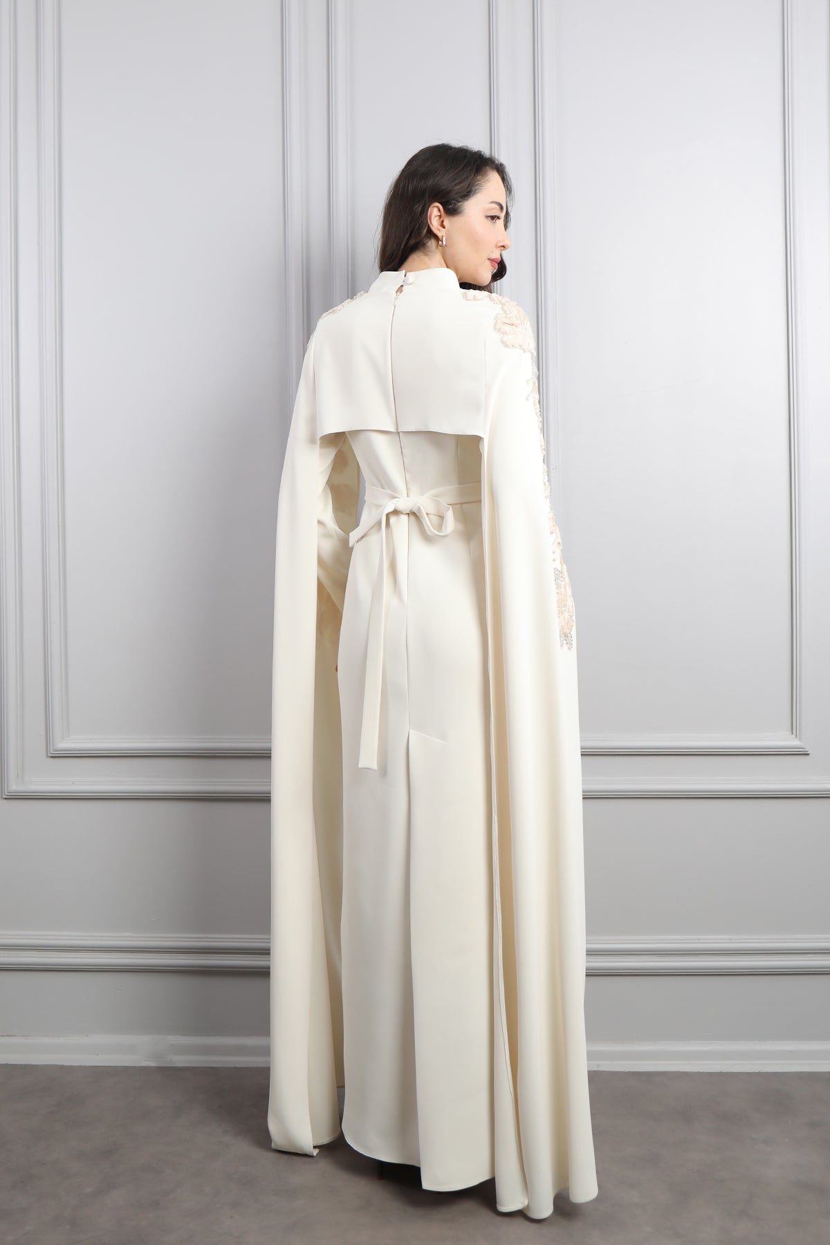 فستان سهرة للمحجبات بتصميم كايب وتطريزات زهورة -بيج