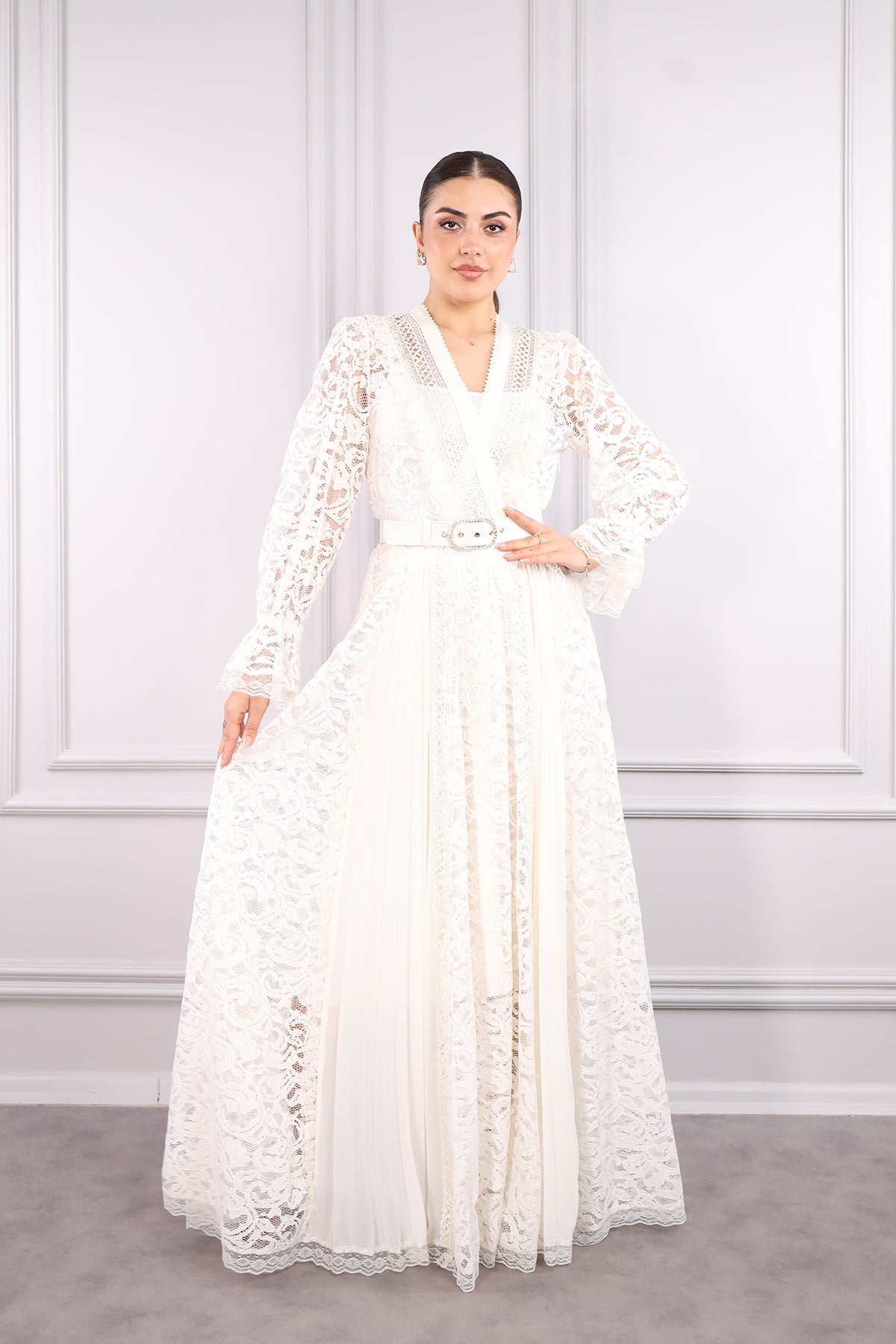 فستان مقاس كبير مع حزام عند الخصر وتفاصيل دانتيل -سكري