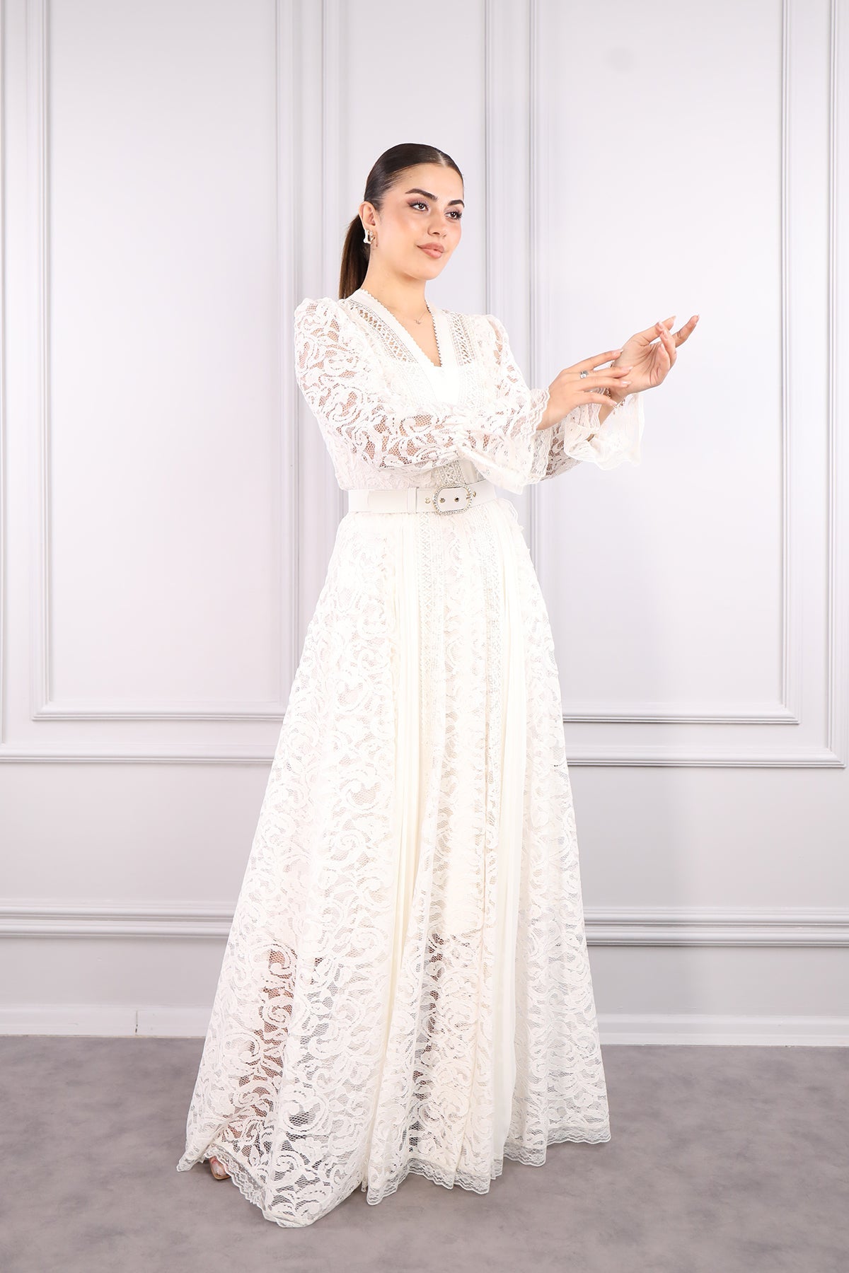 فستان مقاس كبير مع حزام عند الخصر وتفاصيل دانتيل -سكري