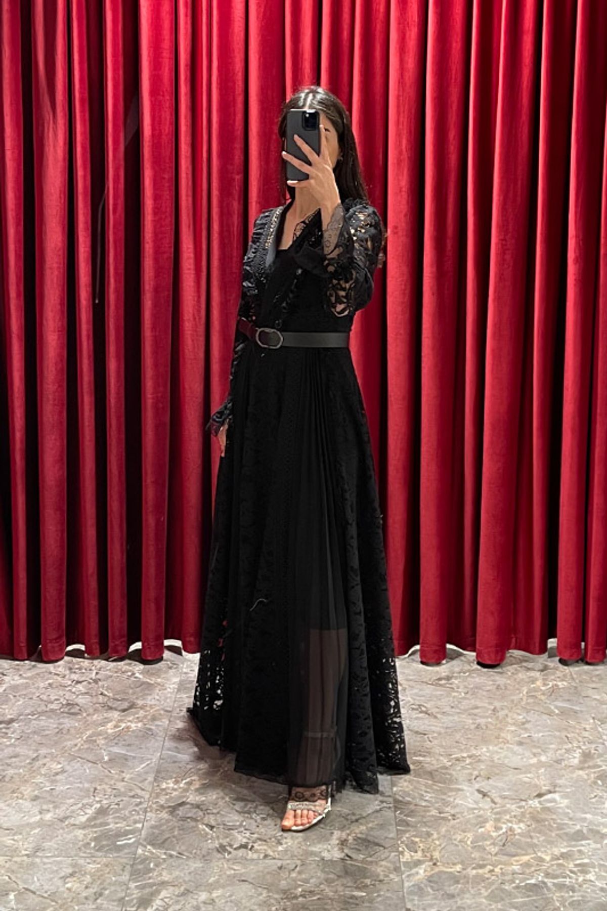 فستان مقاس كبير مع حزام عند الخصر وتفاصيل دانتيل -اسود