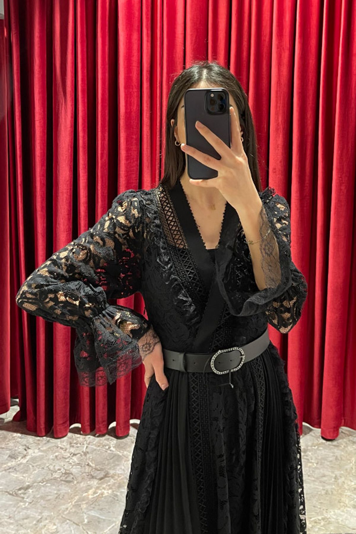 فستان مقاس كبير مع حزام عند الخصر وتفاصيل دانتيل -اسود