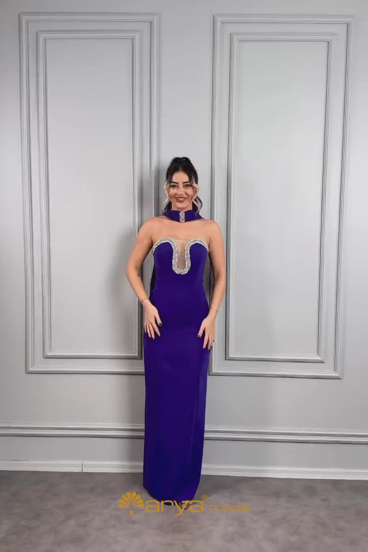 فستان سهرة سترابلس بفتحة في الصدر مزينة بالكريستالات مع اكسسوار عالعنق -موفي