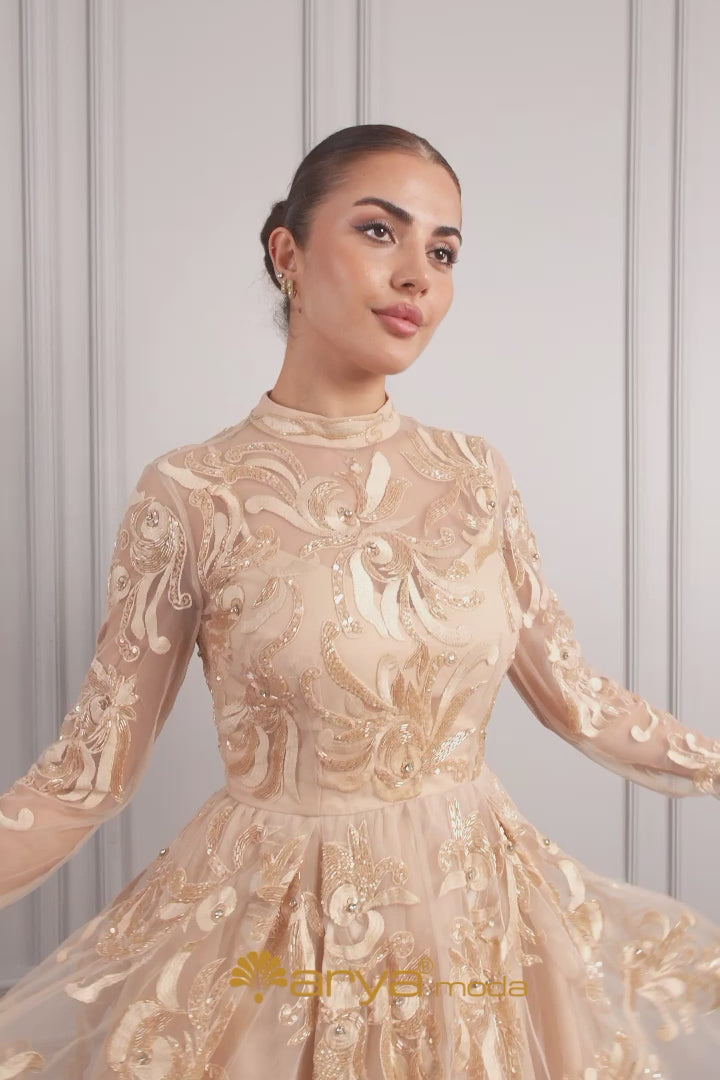 فستان سهرة قصير بتفاصيل شفافة وياقة عالية مزين بالخرز من "المجموعة الخاصة" - بيج