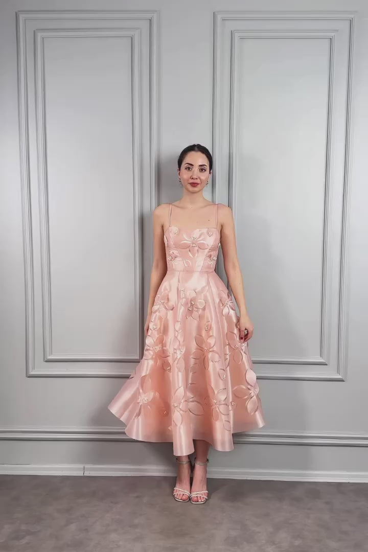 فستان سهرة ميدي بحمالات رفيعة بتفاصيل ورود -بمبي