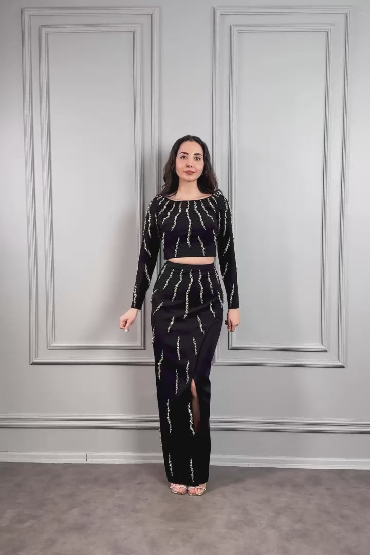 طقم تنورة وبلوزة بياقة بيضاوية مزين باللؤلؤ والفصوص بسحاب في الخلف -اسود