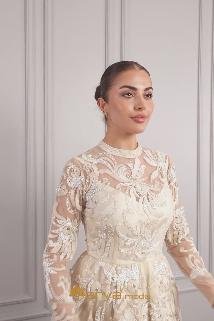 فستان سهرة قصير بتفاصيل شفافة وياقة عالية مزين بالخرز من "المجموعة الخاصة" - سماوي