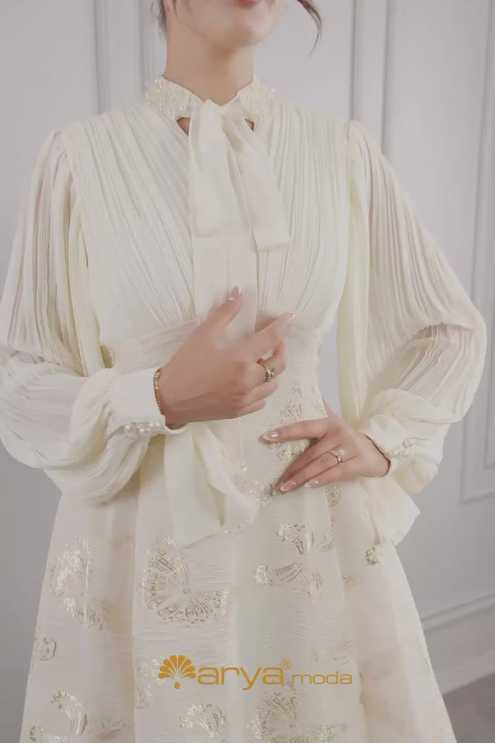 فستان ميدي مزين بتطريز لامع بأكمام واسعة وياقة مربوطة حول العنق -سكري