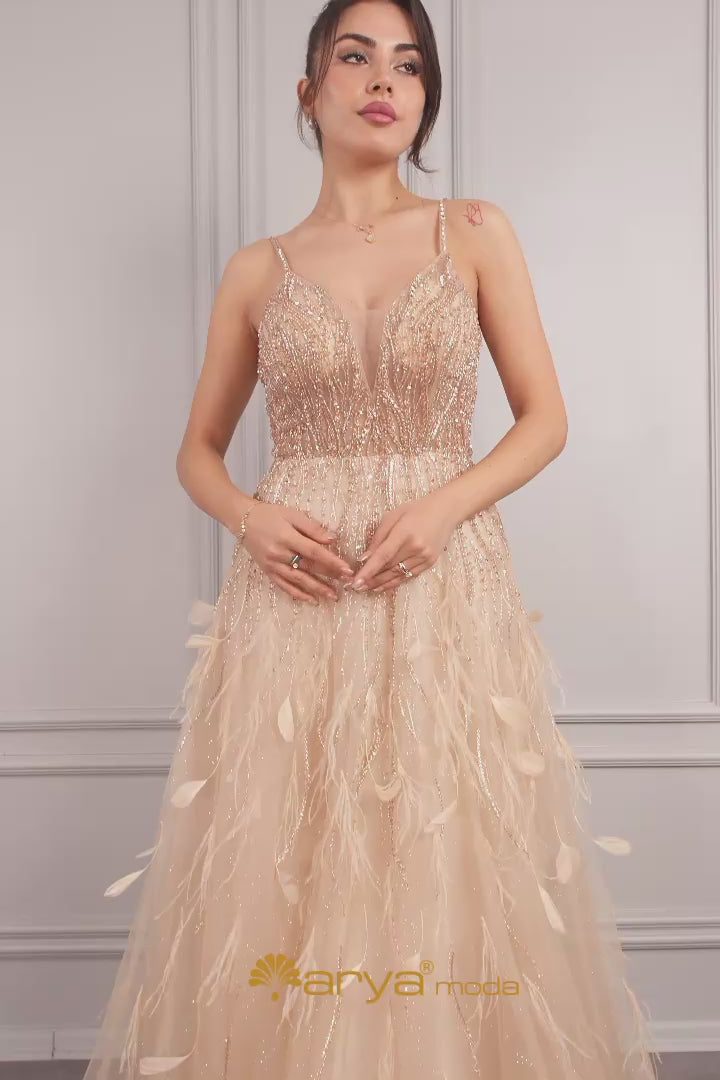 فستان سهرة بحمالات رفيعة وفتحة كبيرة في الصدر مع تفاصيل ريش من "المجموعة الخاصة" -ذهبي