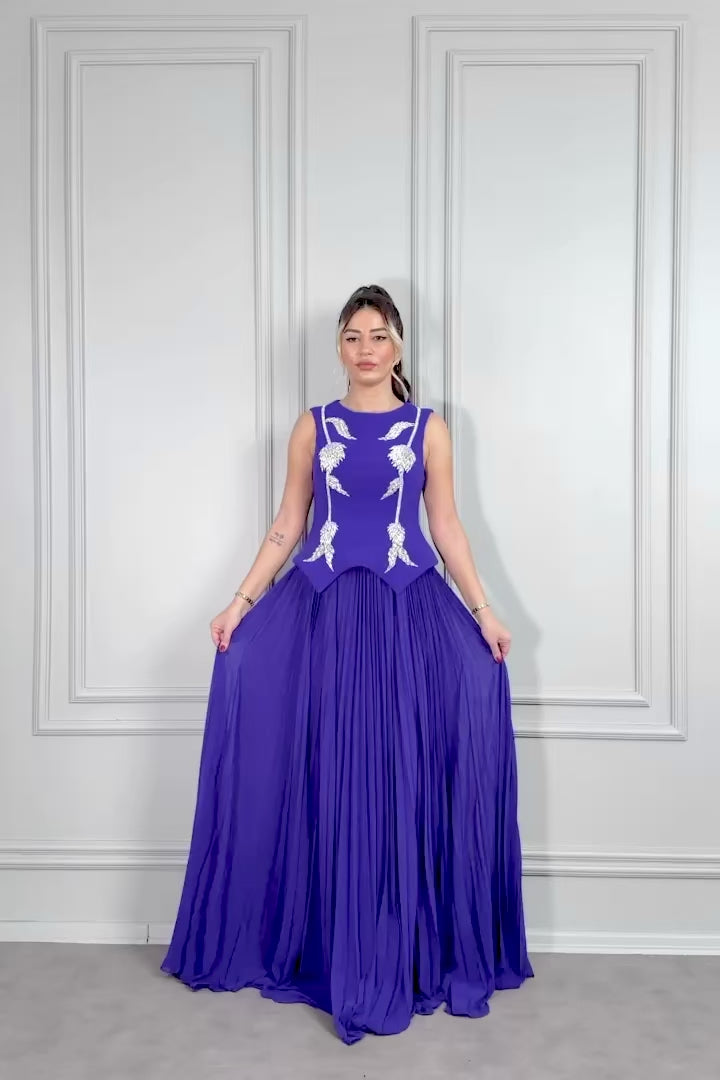 فستان سهرة بياقة واسعة مزين بالكريستالات بتنورة مكسرة -موفي