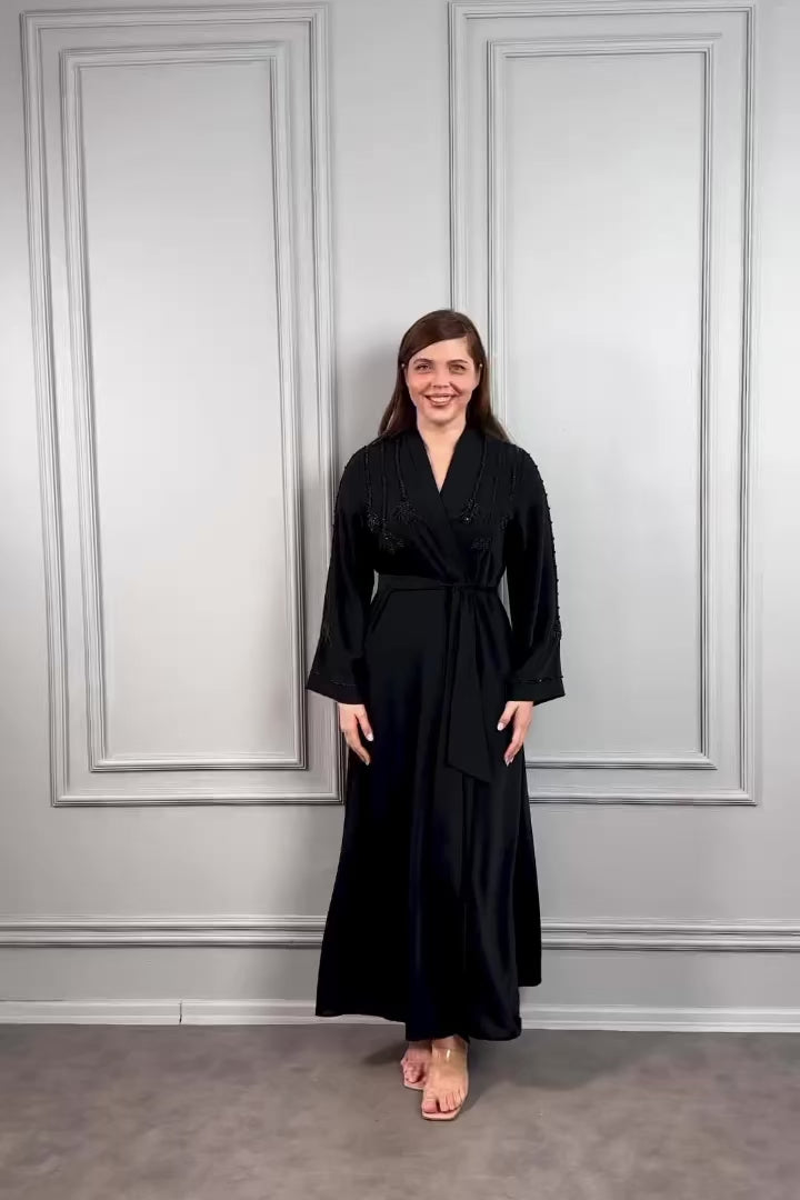 عباية بتطريزات خرز وحزام عالخصر -اسود