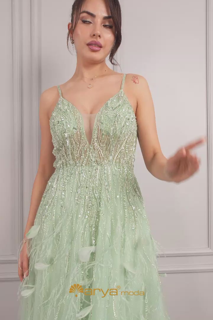 فستان سهرة بحمالات رفيعة وفتحة كبيرة في الصدر مع تفاصيل ريش من "المجموعة الخاصة" -اخضر