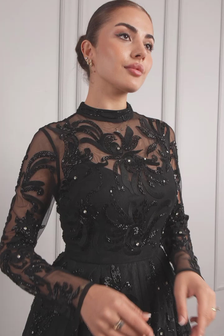 فستان سهرة قصير بتفاصيل شفافة وياقة عالية مزين بالخرز من "المجموعة الخاصة" - اسود