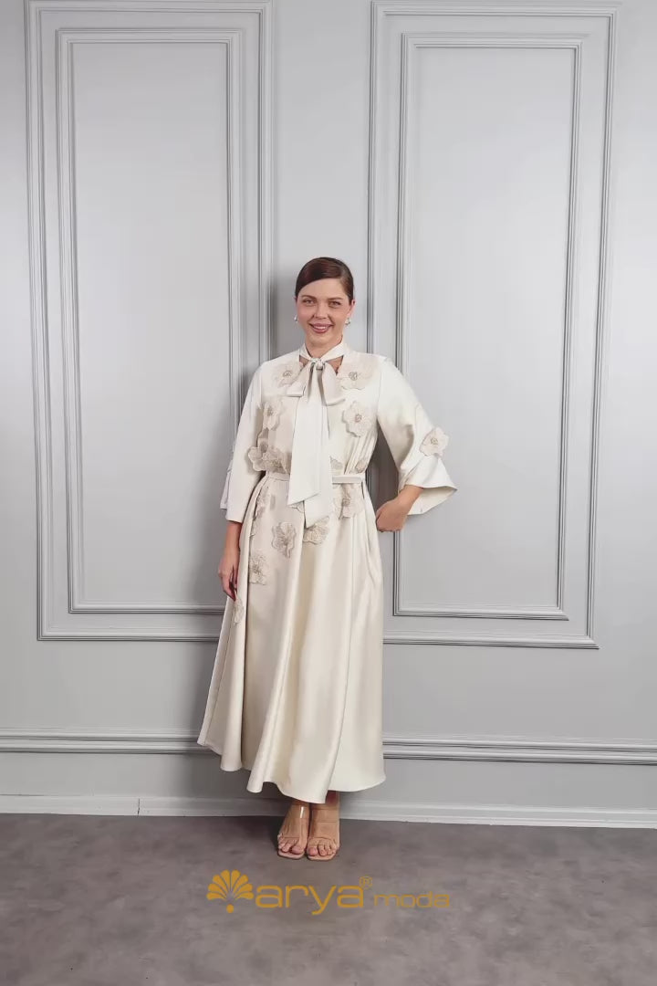 فستان بياقة تنربط مزين بالزهور مع حزام عالخصر مقاس كبير -بيج