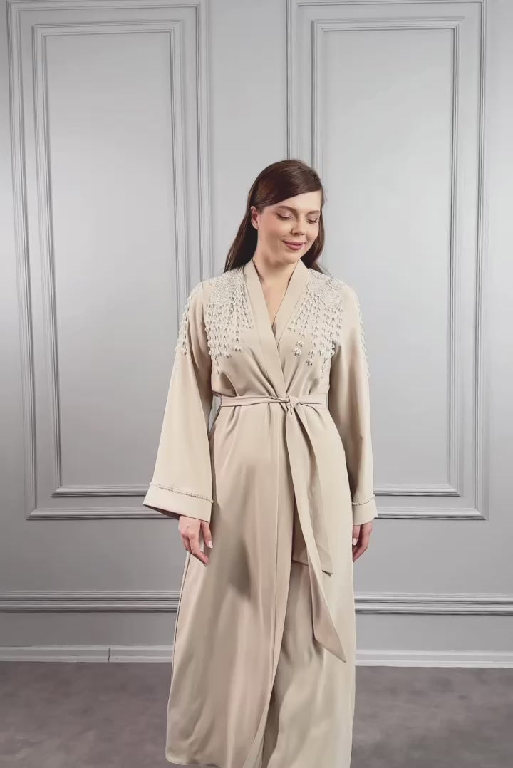 عباية بتطريزات كريستالية وحزام عالخصر -بيج
