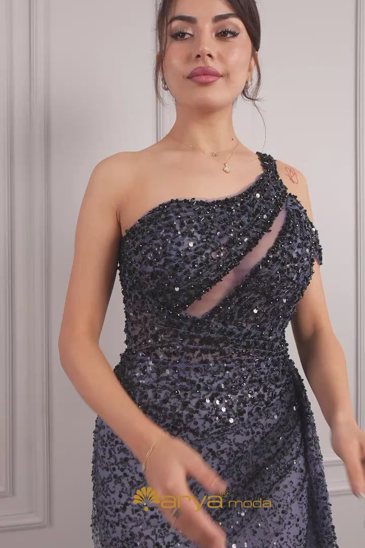 فستان سهرة مطرز بالخرز والترتر بكتف واحد وتفصيل فتحة من "المجموعة الخاصة" -كحلي