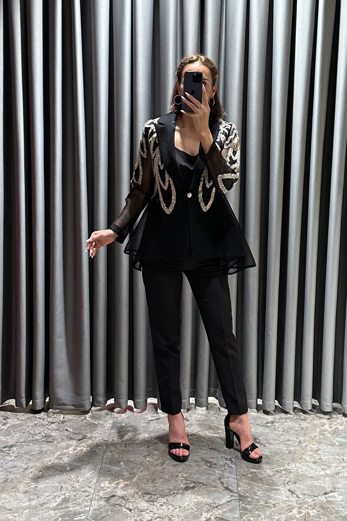 جاكيت بازرار امامية مطرز بالفصوص -اسود-فضي