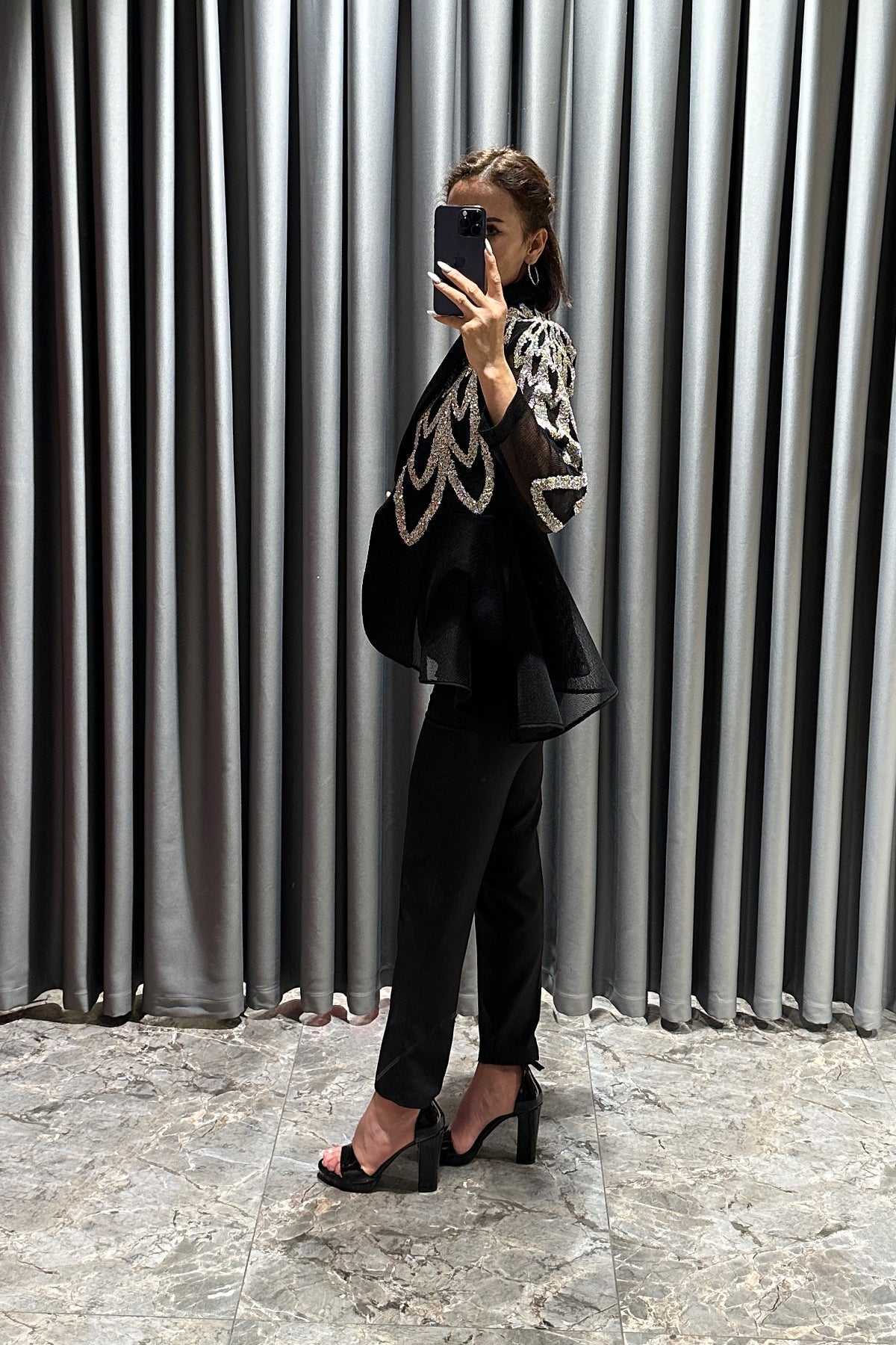 جاكيت بازرار امامية مطرز بالفصوص -اسود-فضي