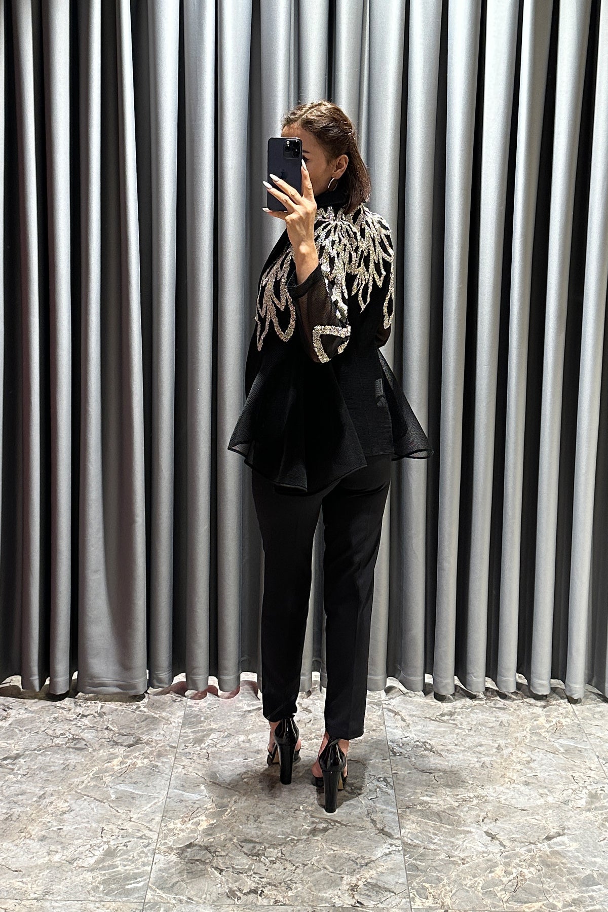 جاكيت بازرار امامية مطرز بالفصوص -اسود-فضي