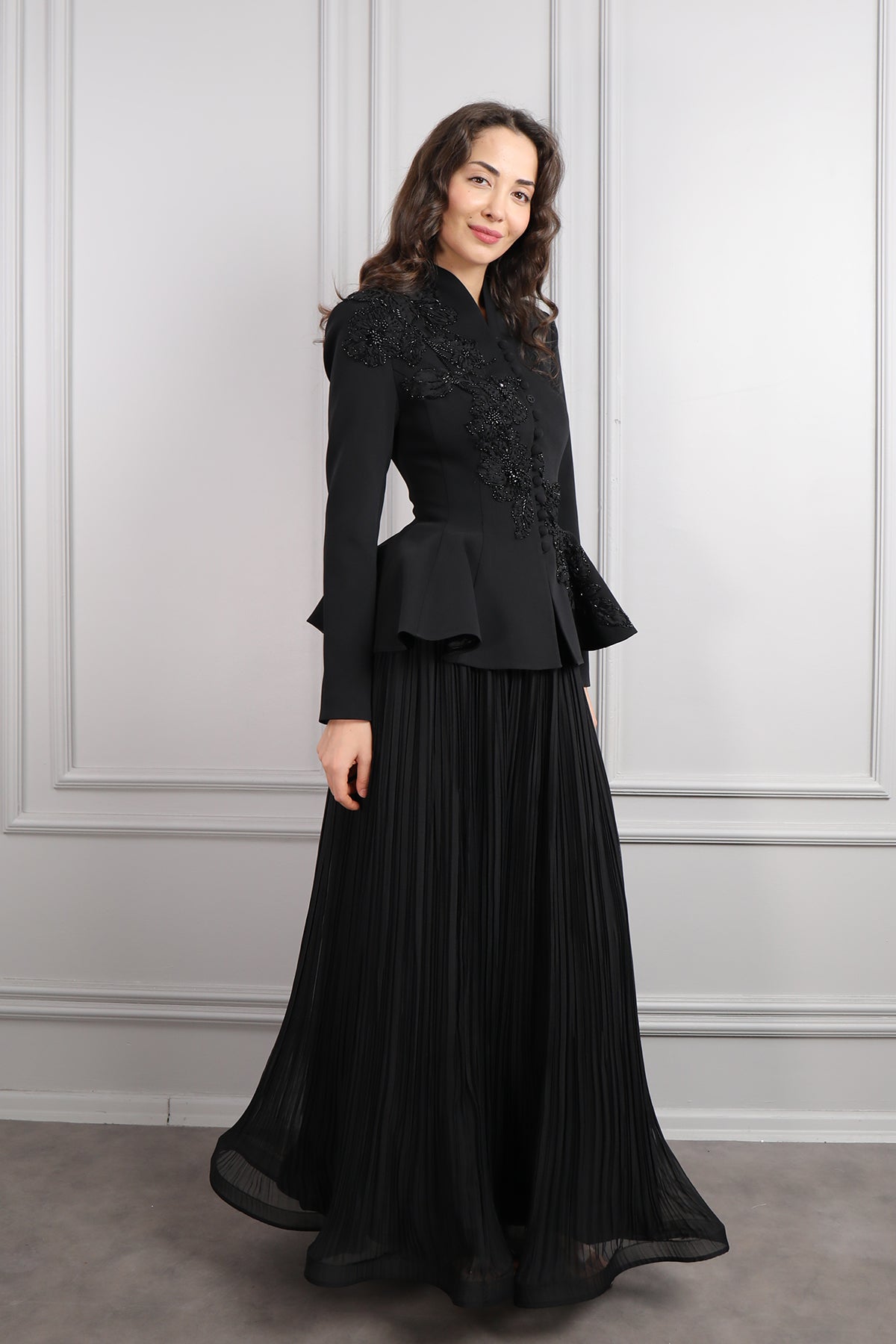 طقم تنورة بتكسيرات وجاكيت مزين بتطريزات خرزية ورود -اسود