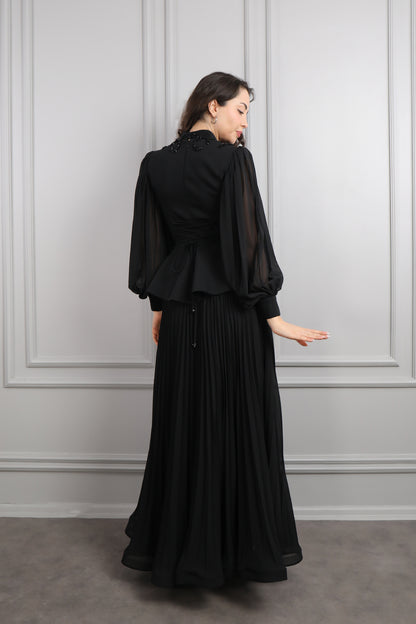 طقم تنورة بتكسيرات وتوب مزين بازرار وتطريزات خرزية -اسود