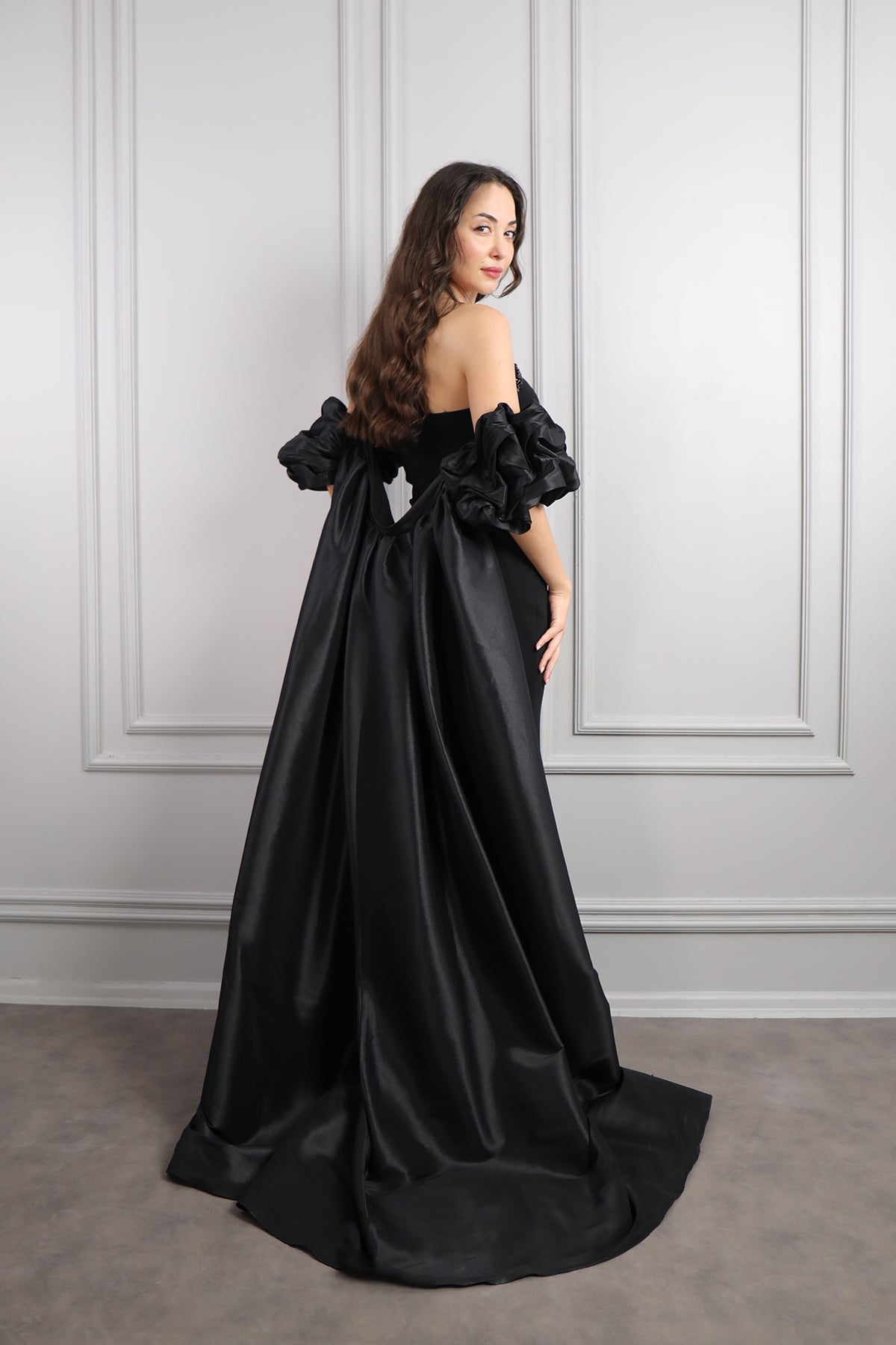 فستانى سهرة سترابلس بتطريزات خرزية وذيل طويل -اسود