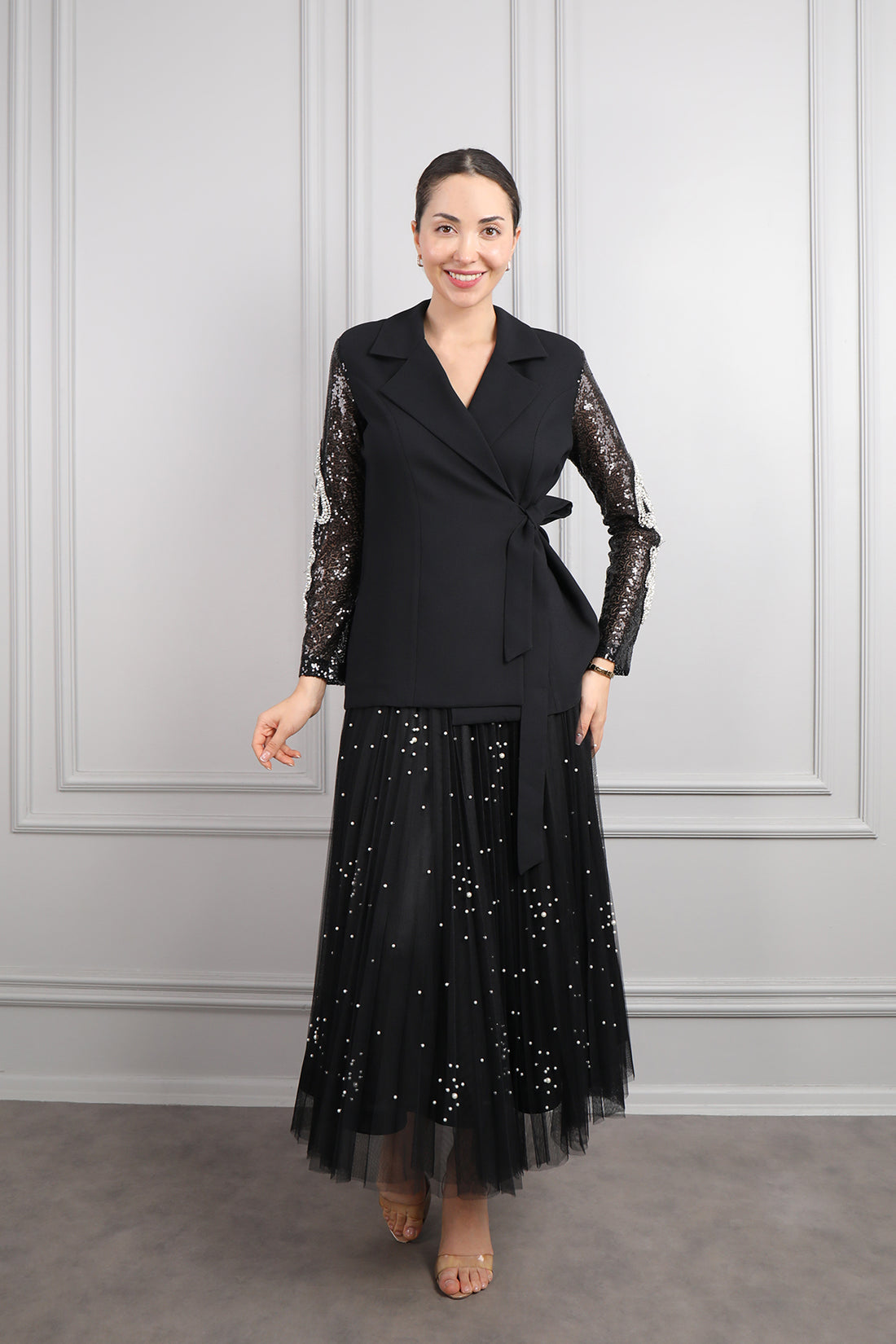 طقم تنورة مزينة باللؤلؤ وجاكيت  باكمام لامعة مطرزة بالترتر واللؤلؤ -اسود