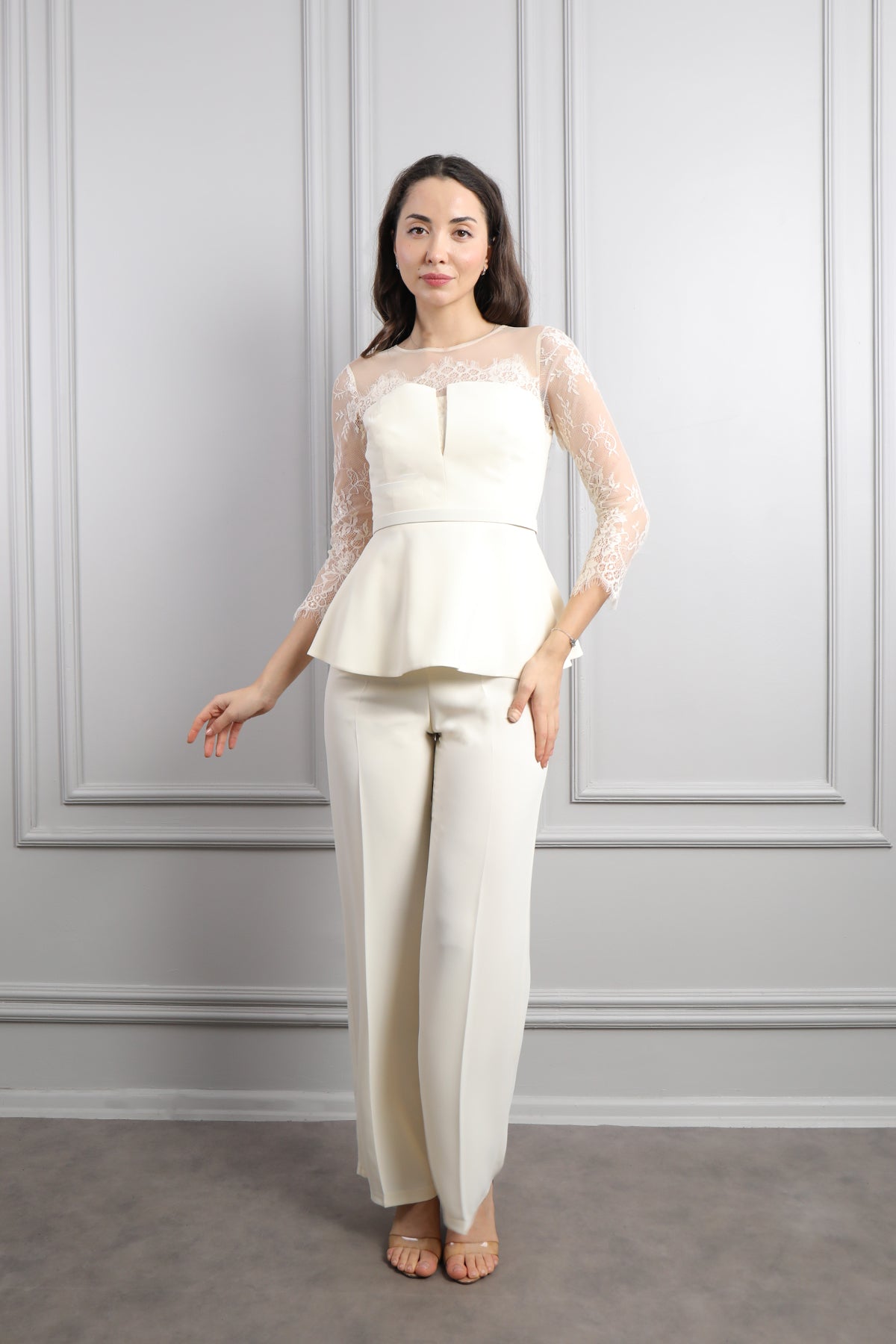 طقم بنطال وبلوزة باكمام شفافة وتفاصيل دانتيل -سكري