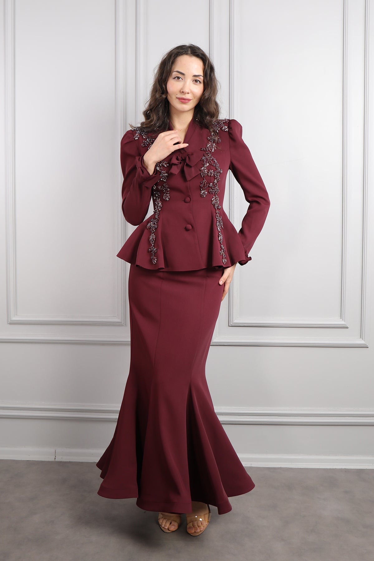 طقم تنورة وجاكيت بزينة فيونكة وتطريزات خرزية -عودي