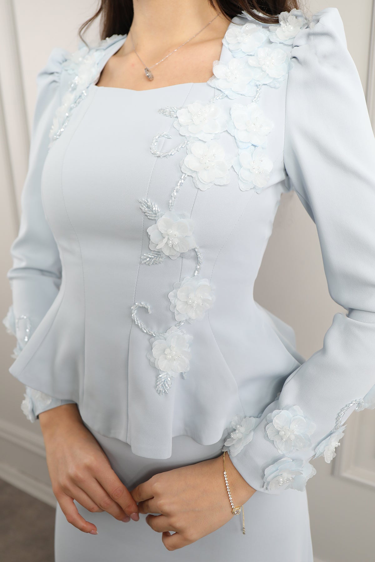 طقم تنورة وتوب رسمي انيق بياقة مربعة وتفاصيل ورود -ازرق