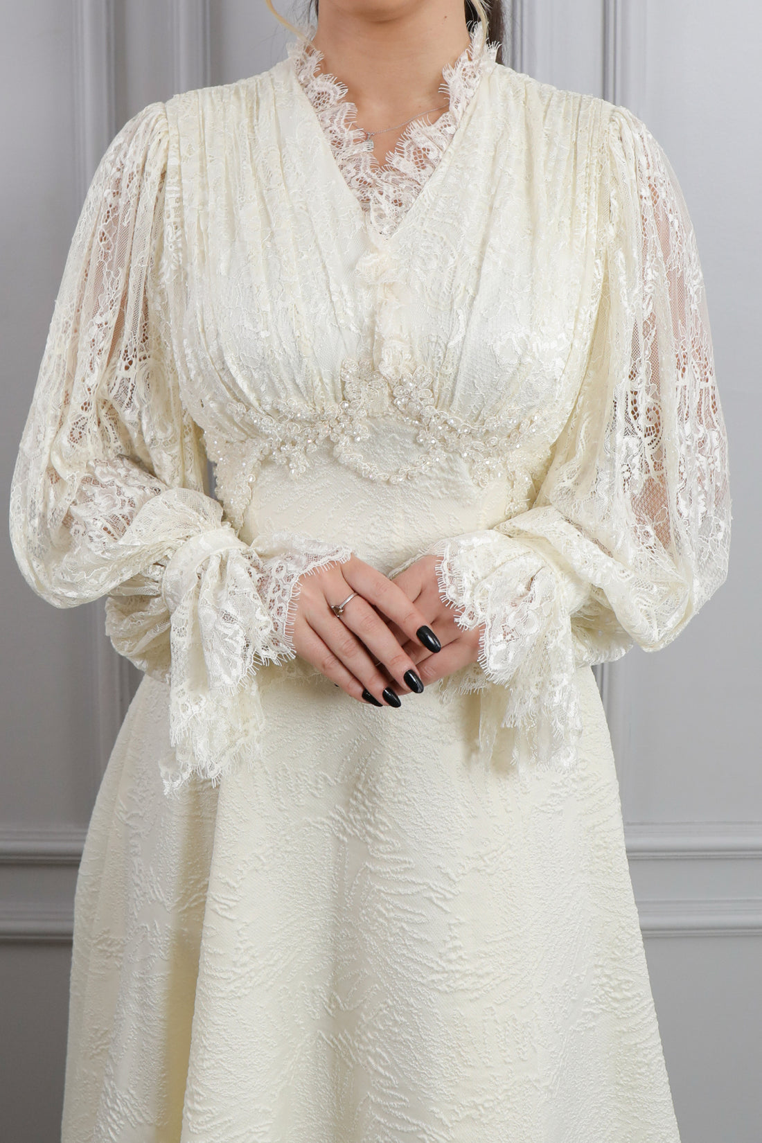 فستان ميدي باكمام شفافة مطرز باللؤلؤ في الخصر -سكري