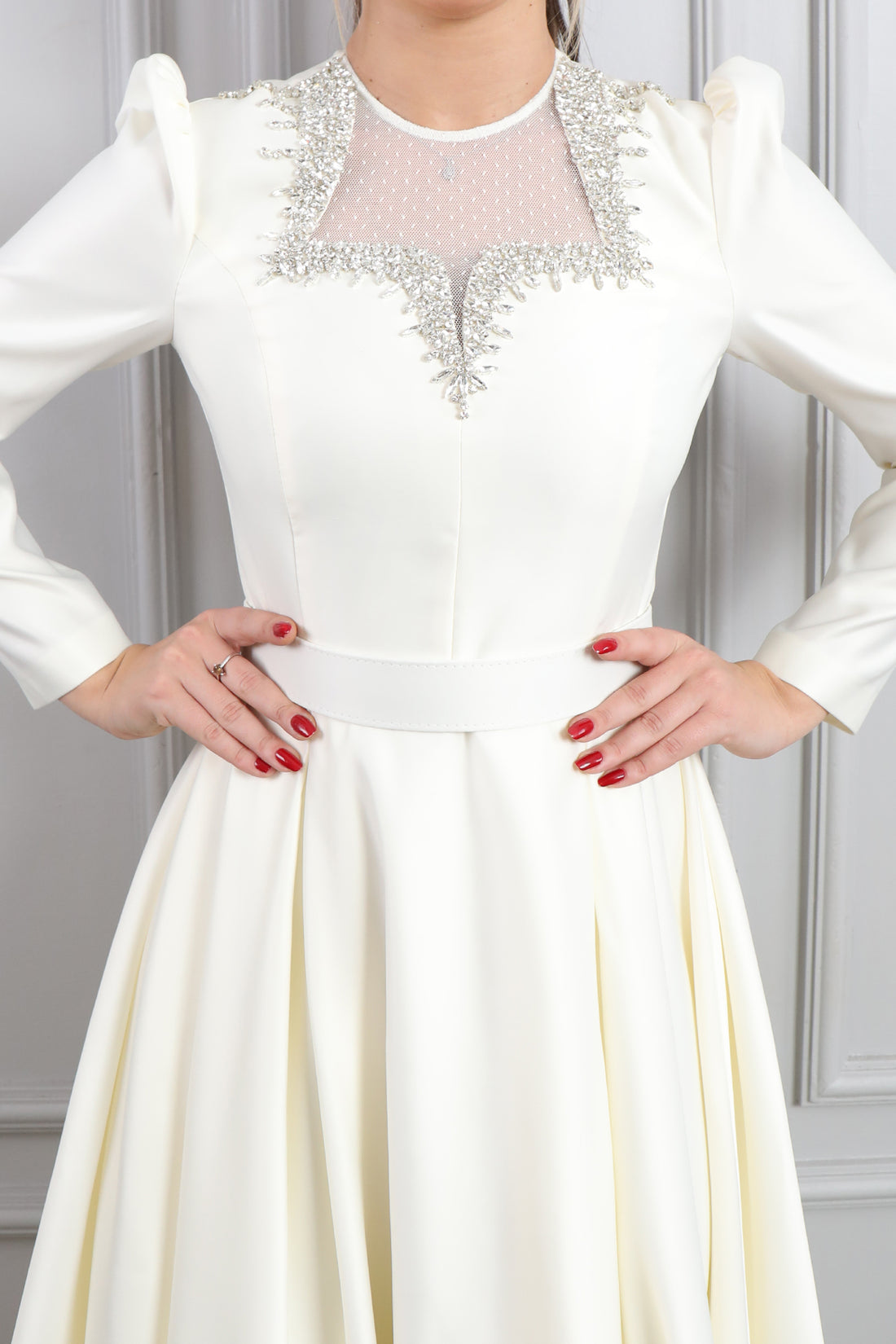 فستان بياقة شفافة مطرز بالكريستالات وحزام على الخصر -سكري