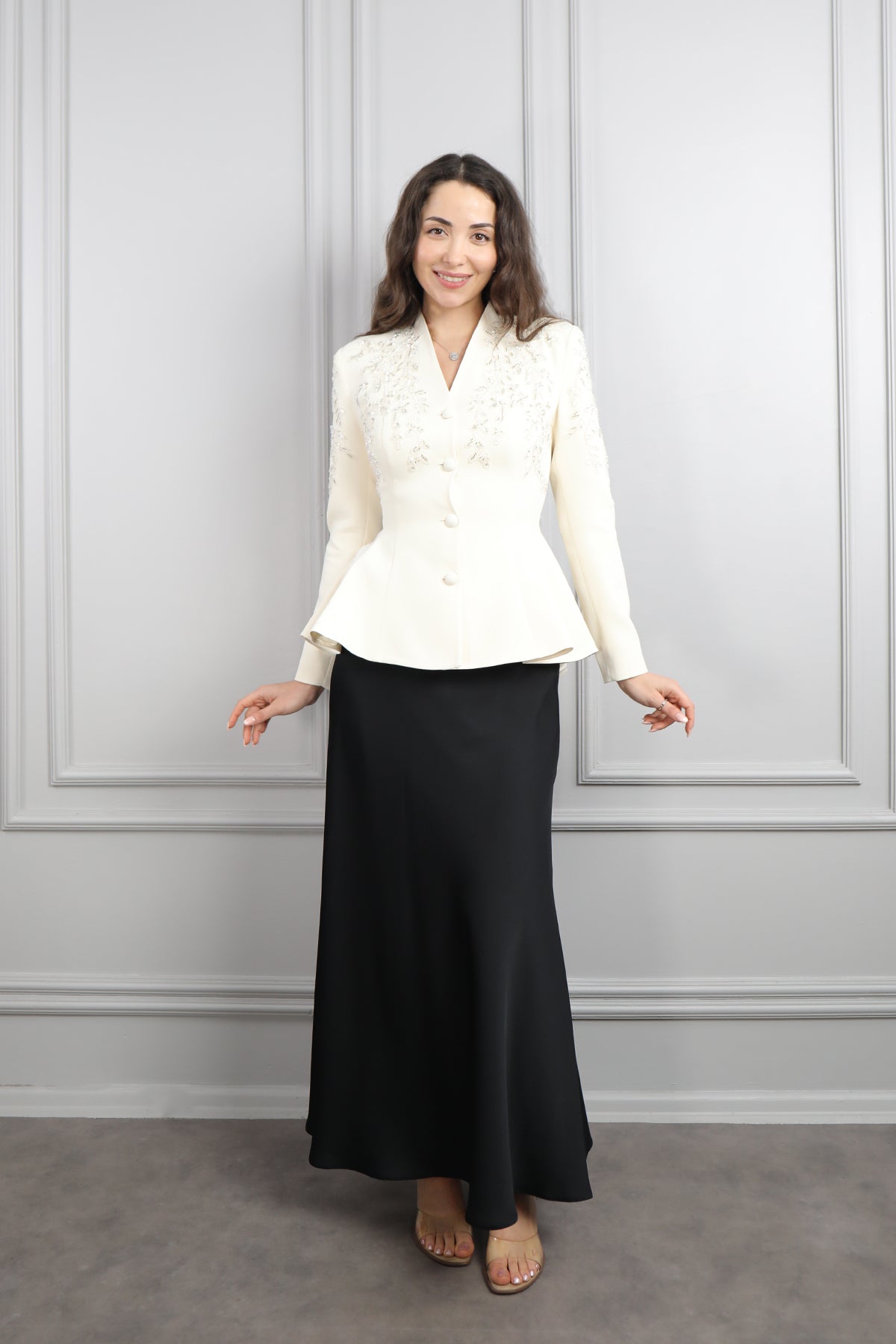 طقم تنورة وجاكيت مطرز بالخرز -اسود وسكري