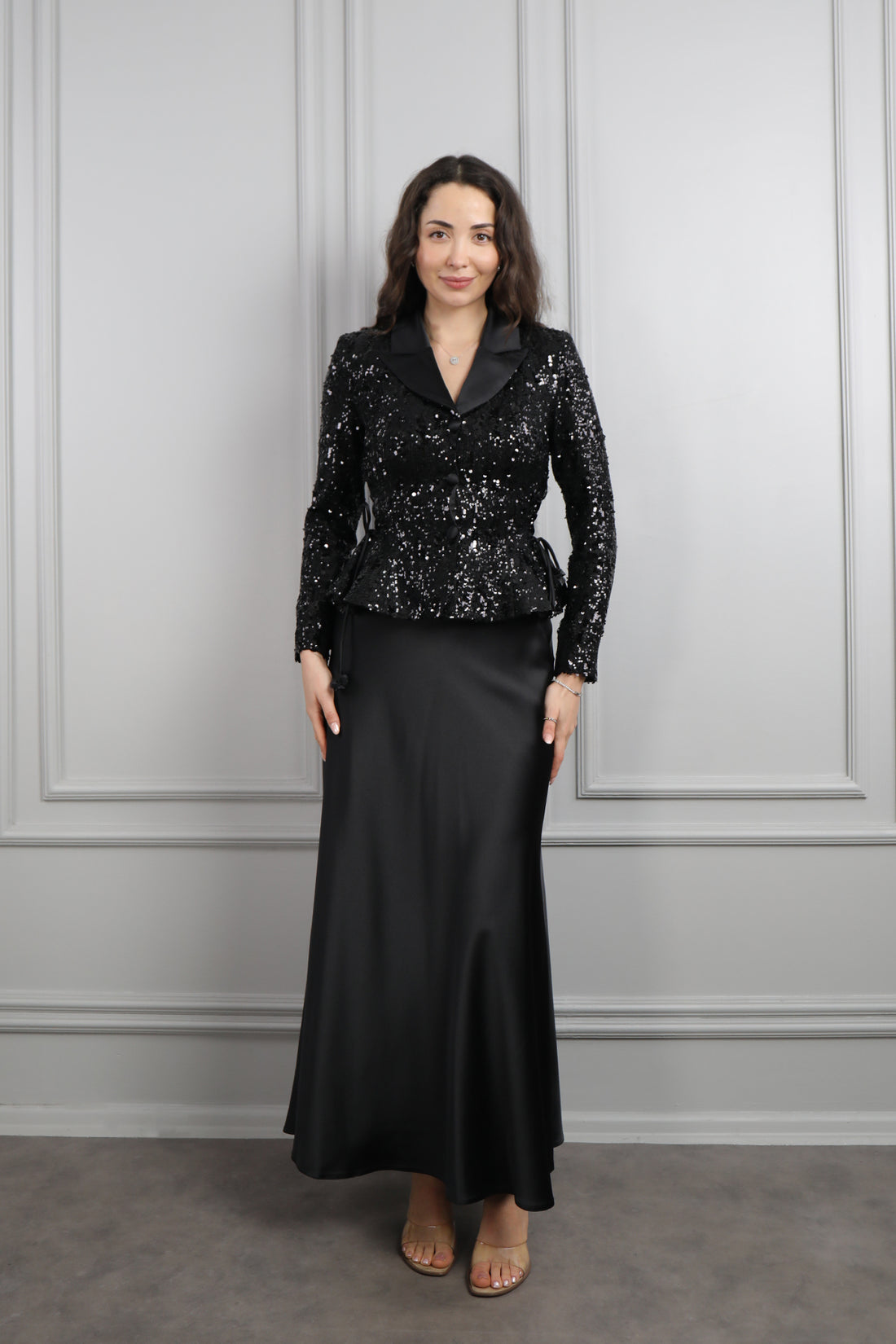 طقم تنورة ساتان وجاكيت مطرز بالترتر -اسود